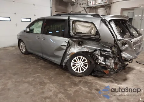 2015 Toyota Sienna Xle 8 Passenger z USA, uszkodzony, nr VIN 5TDYK3DC7FS533603